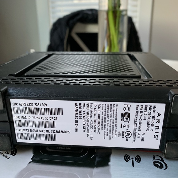 ARRIS Surfboard Modem & WiFi Router - Picture 3 of 4